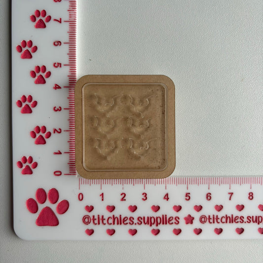 Set of 6 x 1cm Studs/Shaker Fillers Mould - Spiked Bat