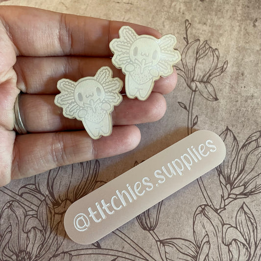 Axolotl Holding Strawb Mould - Nichiiexe Designs