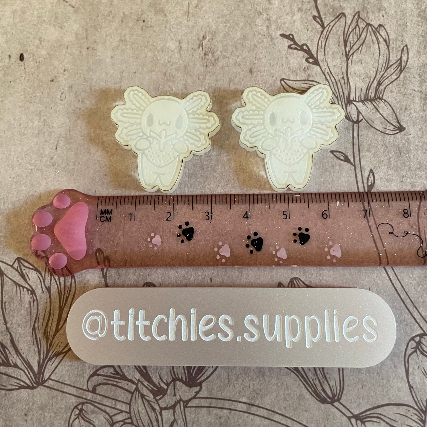 Axolotl Holding Strawb Mould - Nichiiexe Designs