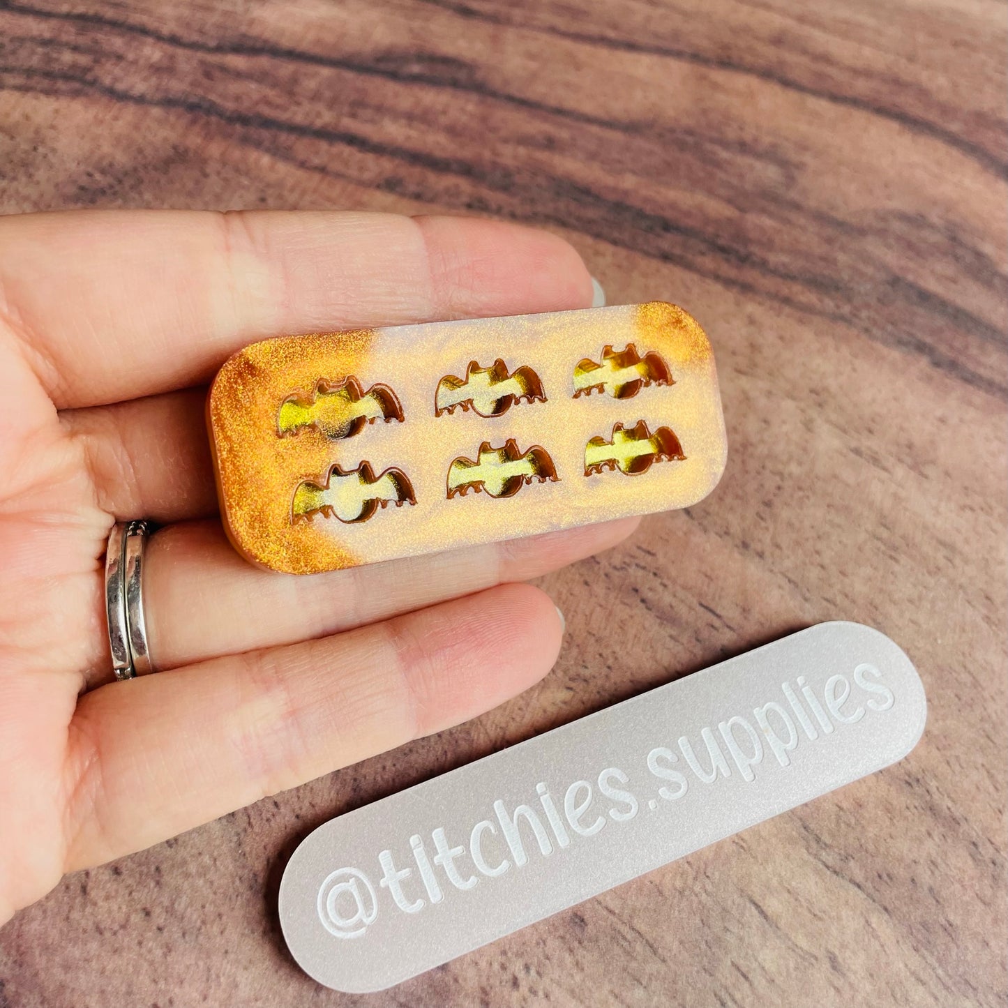 Set of 6 x 1cm Studs/Shaker Fillers Mould - Chubby Bat