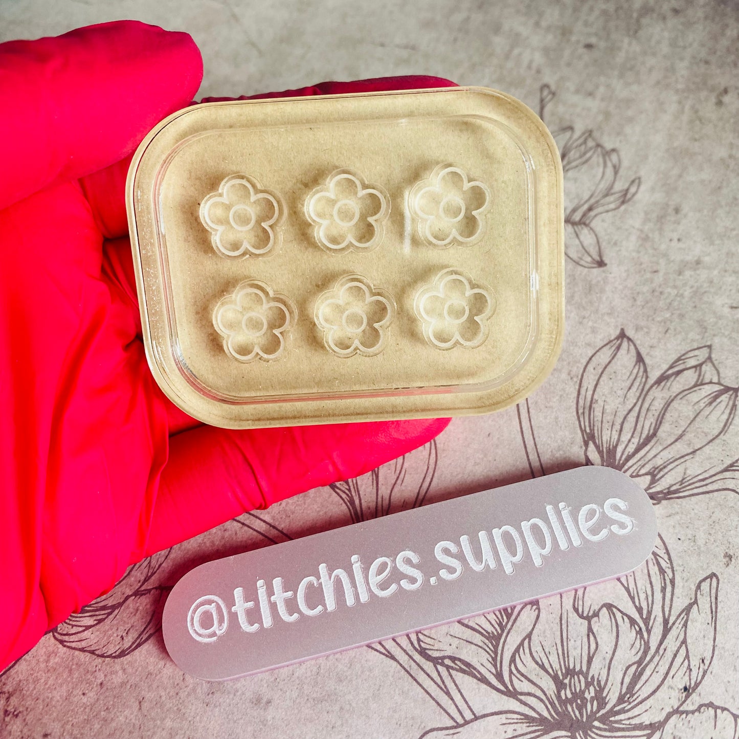 Set of 6 x 1cm Studs/Shaker Fillers Mould - Daisy