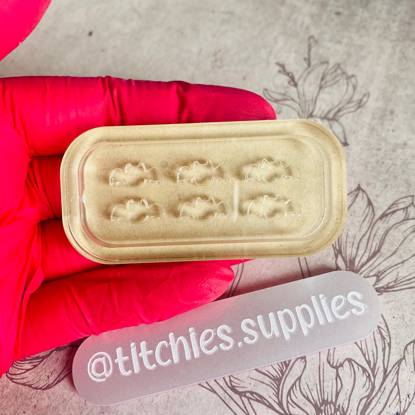 Set of 6 x 1cm Studs/Shaker Fillers Mould - Chubby Bat