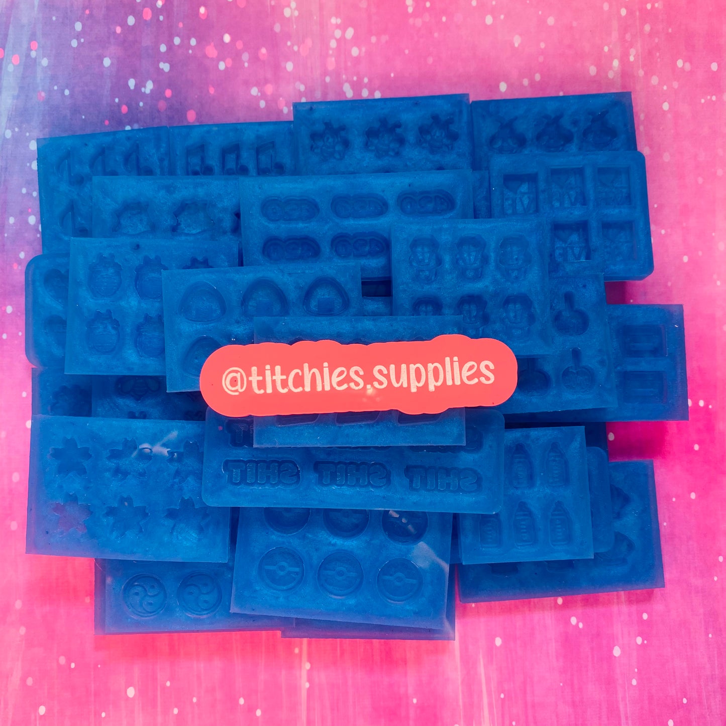 Set of 32 Moulds with 2, 4 or 6 Cavities. 32 Random Designs.