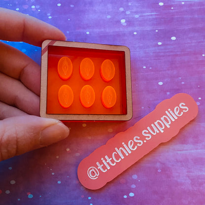 Set of 6 x 1cm Studs/Shaker Fillers Mould - Vulva