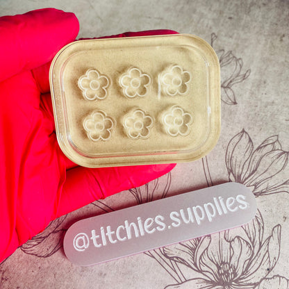 Set of 6 x 1cm Studs/Shaker Fillers Mould - Daisy